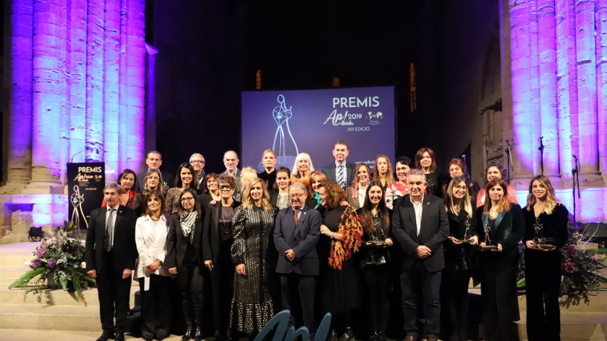Foto de grupo de las mujeres, empresas y entidades galardonadas por Ap! Lleida, ayer en la Seu Vella.