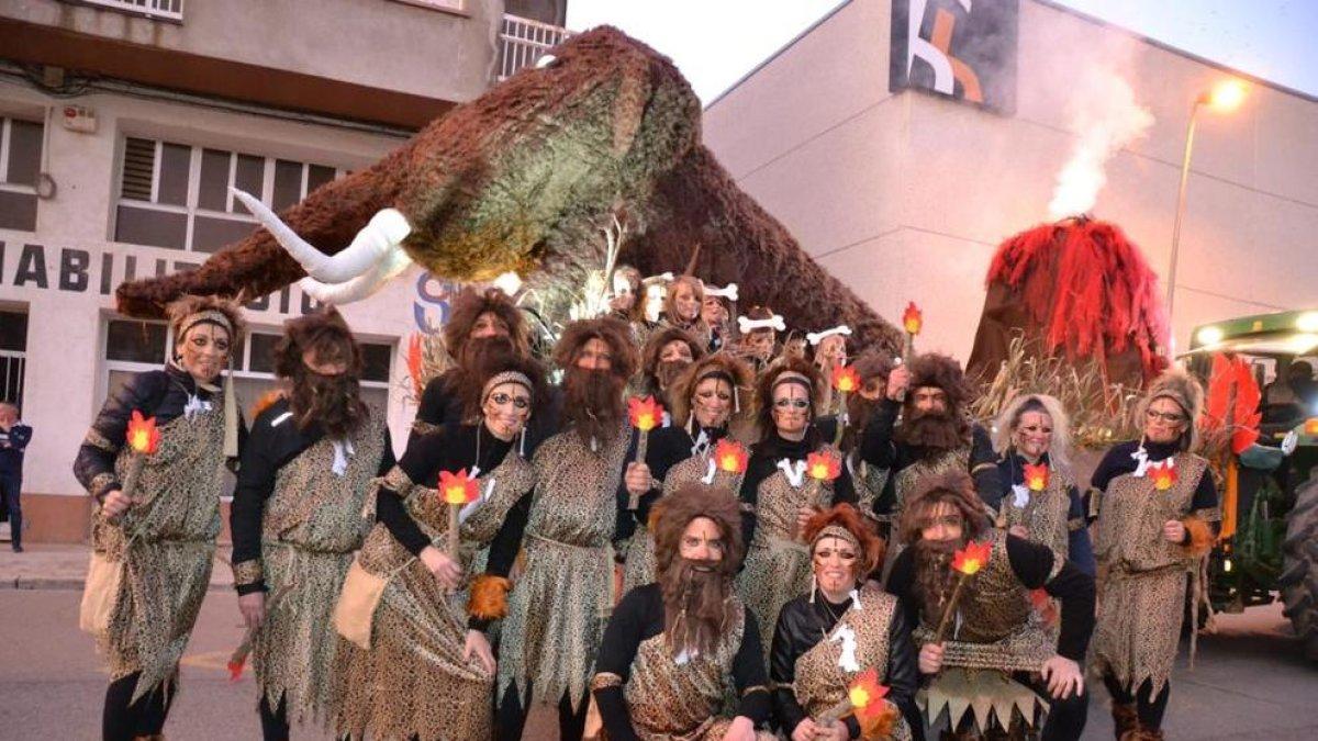 En Artesa de Segre, un grupo disfrazado de cavernícolas.