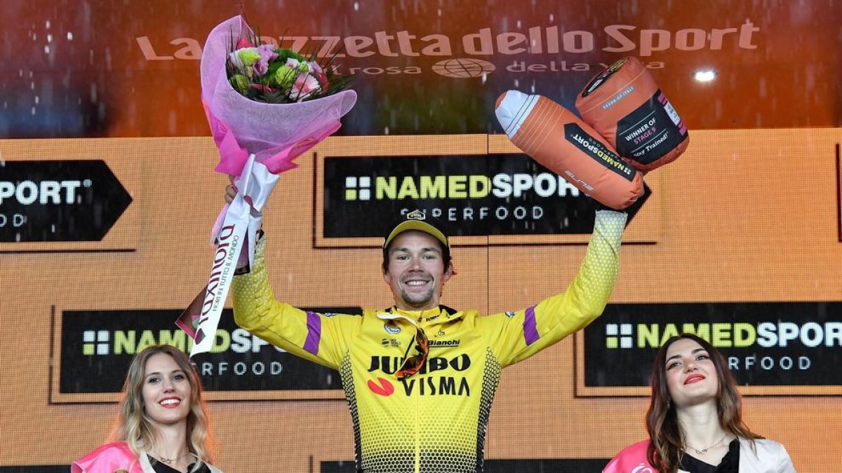 Primoz Roglic, ahir al podi després d’adjudicar-se la novena etapa.