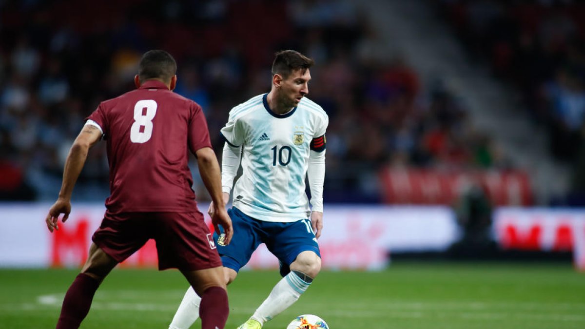 Messi intenta driblar el veneçolà Tomás Rincón.