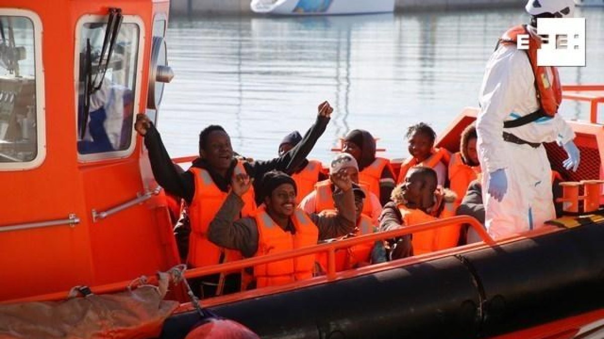 Algunos de los migrantes rescatados en el mar que fueron trasladados por Salvamento Marítimo.