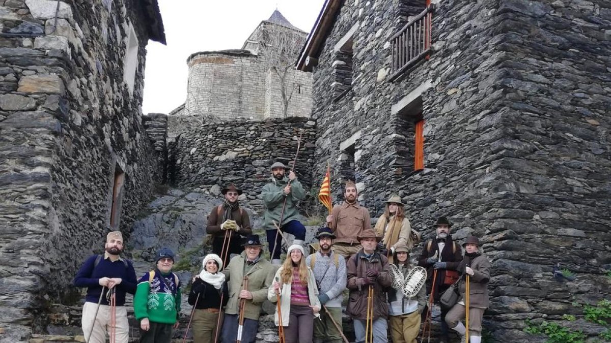 Participantes ayer en Capdella en una excursión con vestuario y equipo de principios del siglo XX.