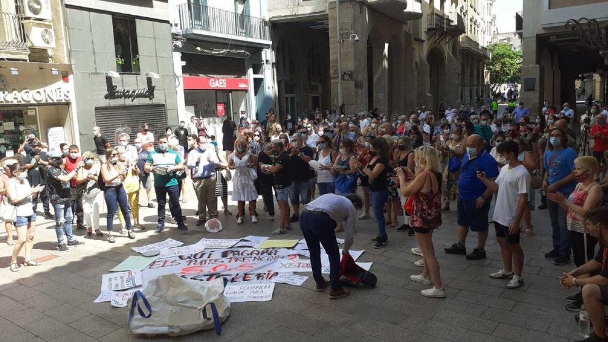 Un centenar de manifestants es concentren contra el confinament i trenquen plats davant de la Paeria