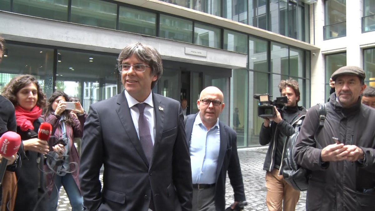 Una foto d’arxiu de Carles Puigdemont acompanyat del seu advocat, Gonzalo Boye.