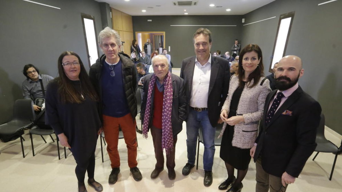 L’artista Antonio López, al centre entre Julio Vaquero i l’alcalde d’Almacelles, Josep Ibarz.