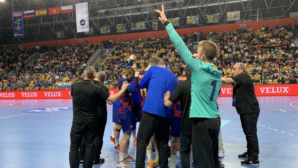 El equipo azulgrana festeja al final del partido la clasificación para los cuartos de final.