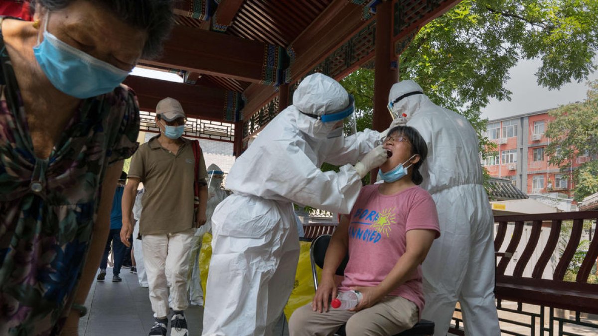 Sanitarios practican test de detección del coronavirus en Pekín.