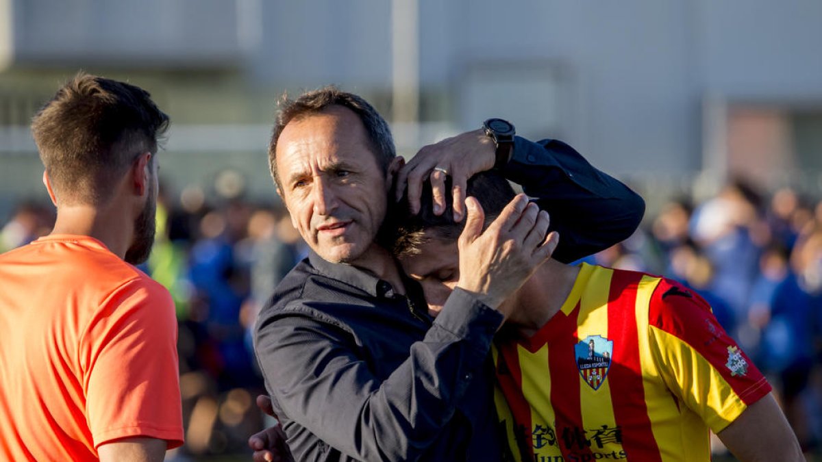Oliva consola Calavera al camp del Balears al confirmar-se que el Lleida no faria ‘play-off’.