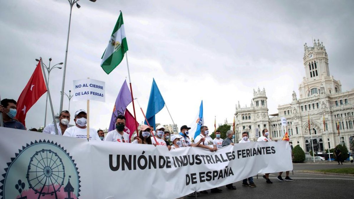 Unos 4.000 feriantes se manifestaron ayer por las calles de Madrid.