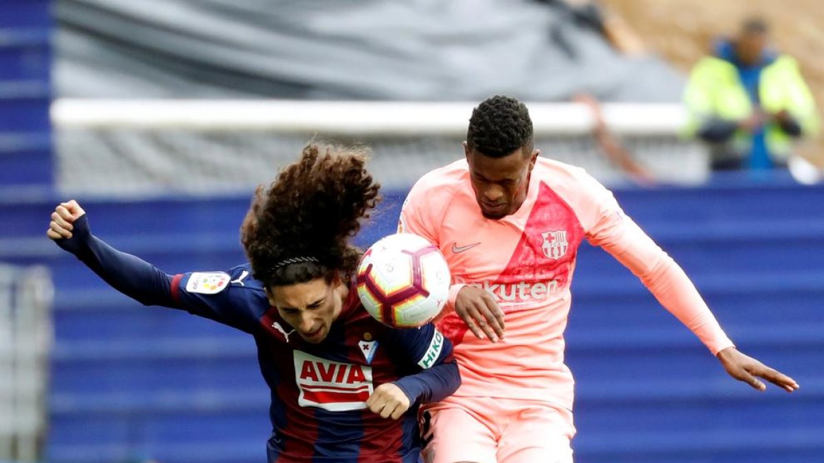 Semedo, que sufrió un fuerte golpe, salta con Cucurella.