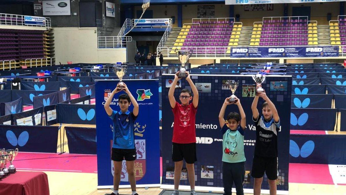 El jugador del CTT Borges Cesc Carrera, a la izquierda, en el podio de la categoría alevín.