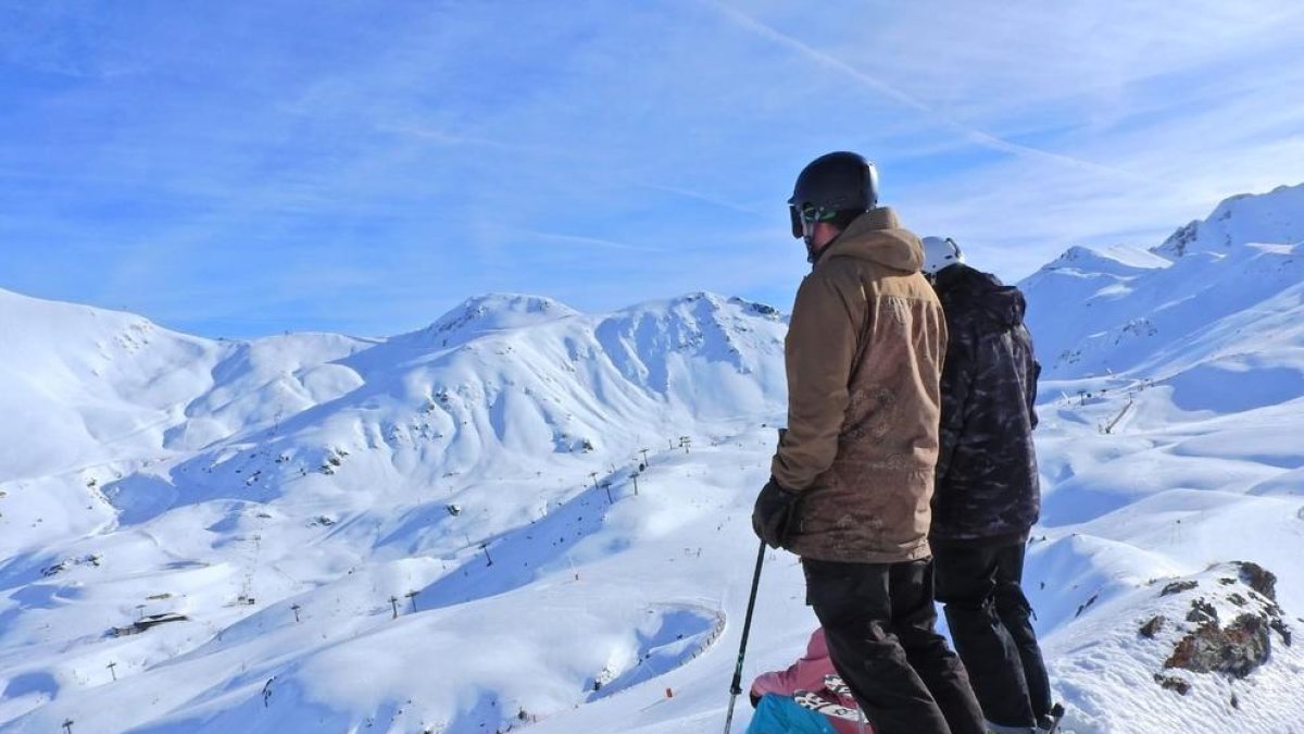Esquiadors a la cota alta de Boí durant la jornada d’ahir.