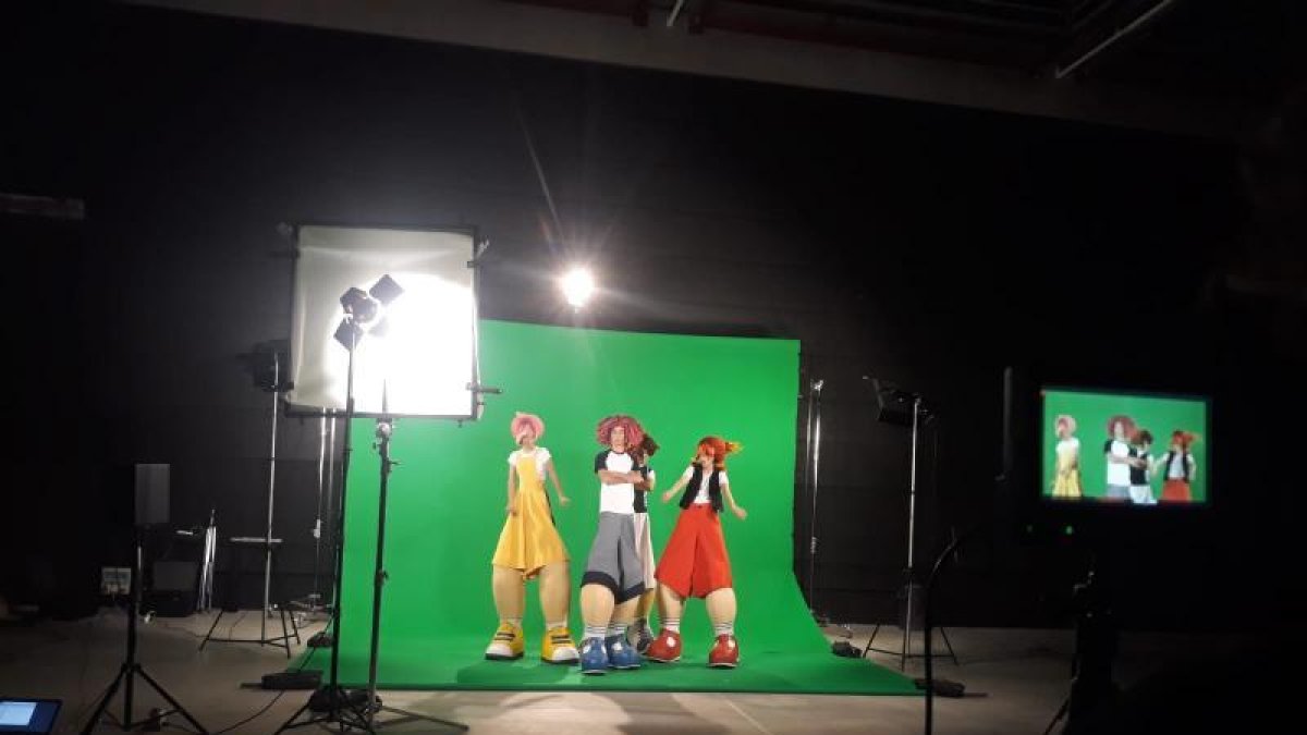 La compañía teatral Fadunito rodando uno de los videos en Magical.