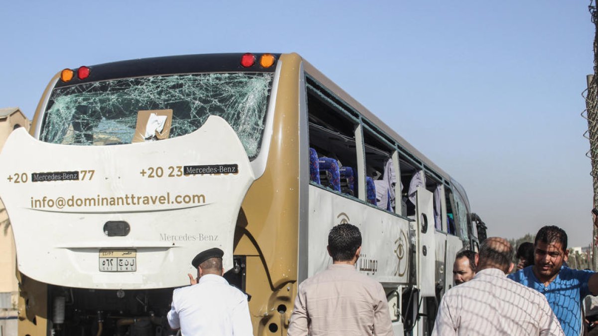 Imatge de l’autobús de turistes atacat a prop de les piràmides.