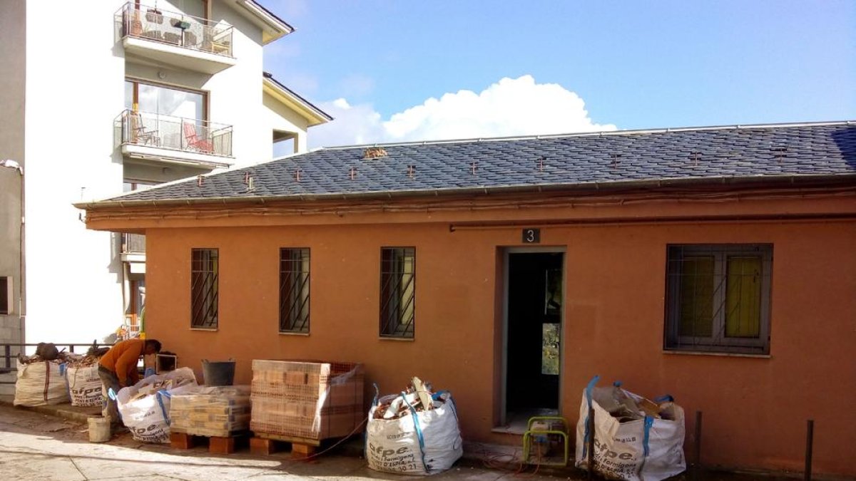 Imatge de les obres del nou consultori de Castellciutat.