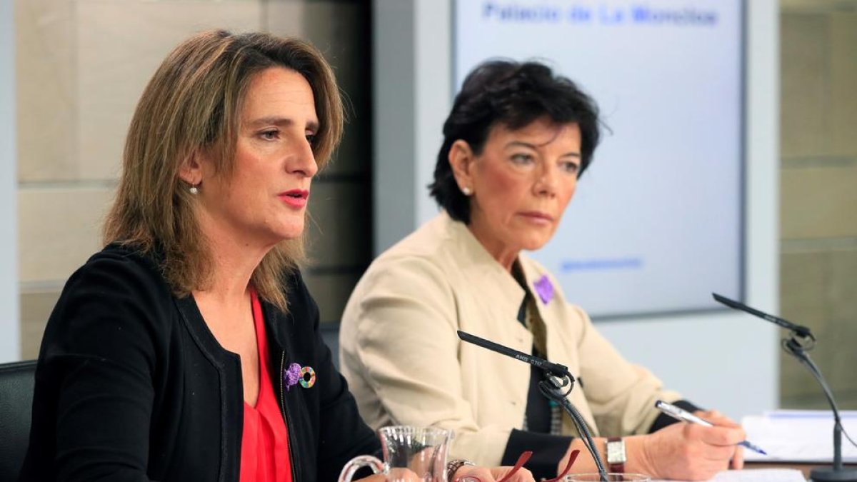 La ministra de Transición Ecológica, Teresa Ribera, con la portavoz del Ejecutivo, Isabel Celáa, ayer.