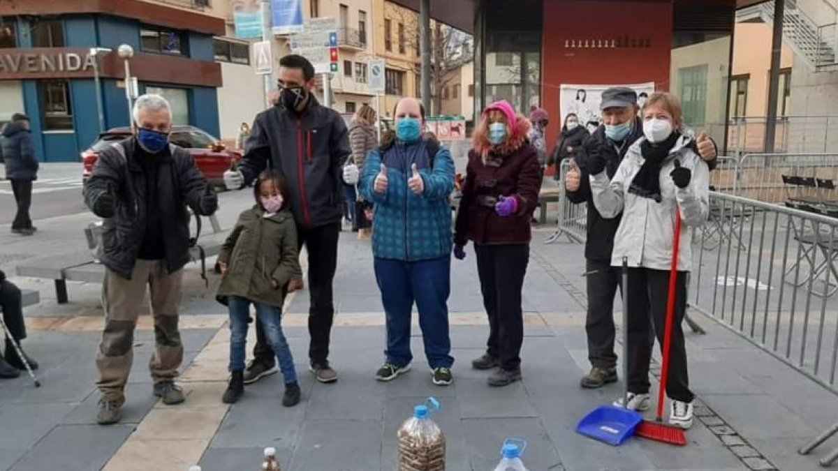 Imatge d’una de les accions de recollida de burilles a la Seu.