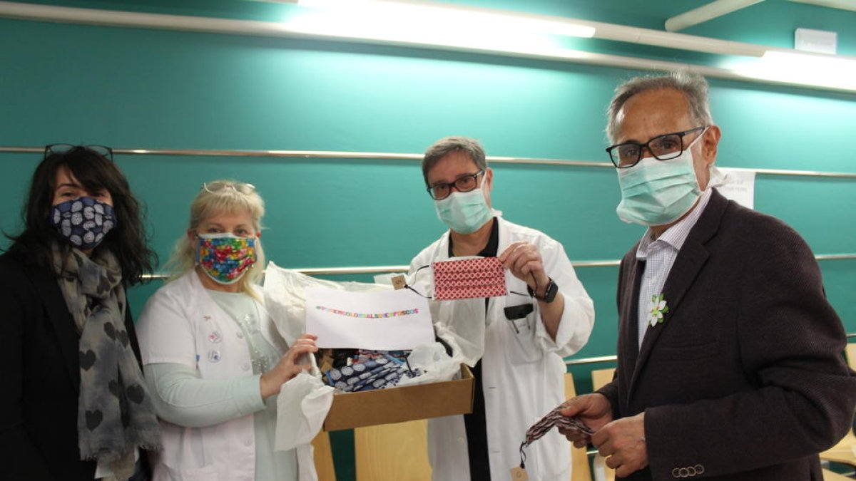 Representants de l'AECC-Catalunya Contra el Càncer de Lleida entreguen mascaretes fetes a mà a l'Hospital Arnau de Vilanova de Lleida