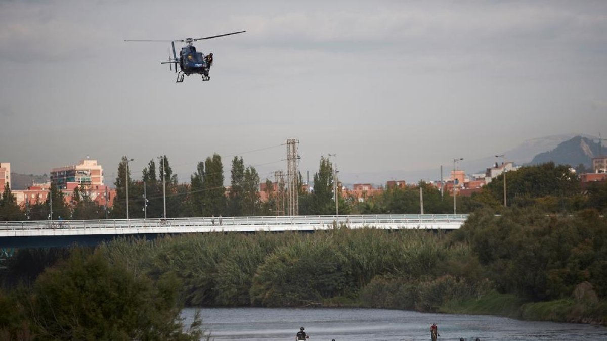 Els mossos i els bombers, ahir durant les tasques de recerca.
