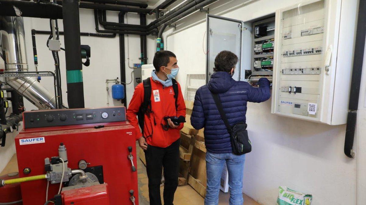 Tècnics municipals inspeccionant la instal·lació elèctrica del col·legi Francesco Tonucci, ahir.