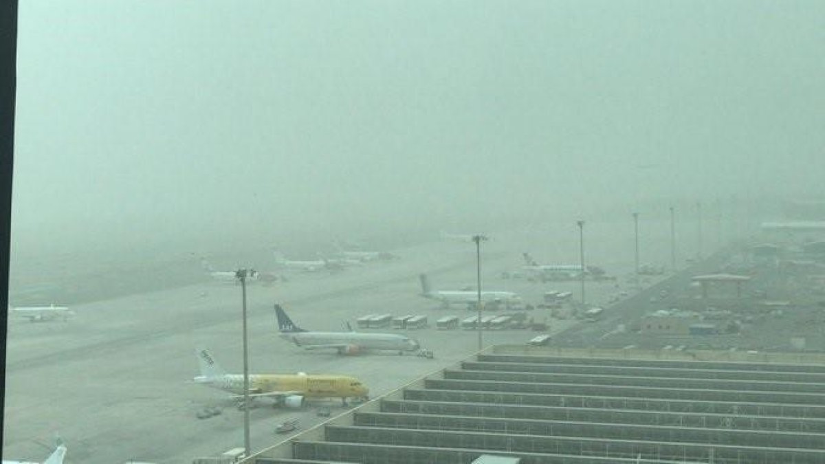 Aeropuerto de Gran Canaria bajo los efectos de la calima.