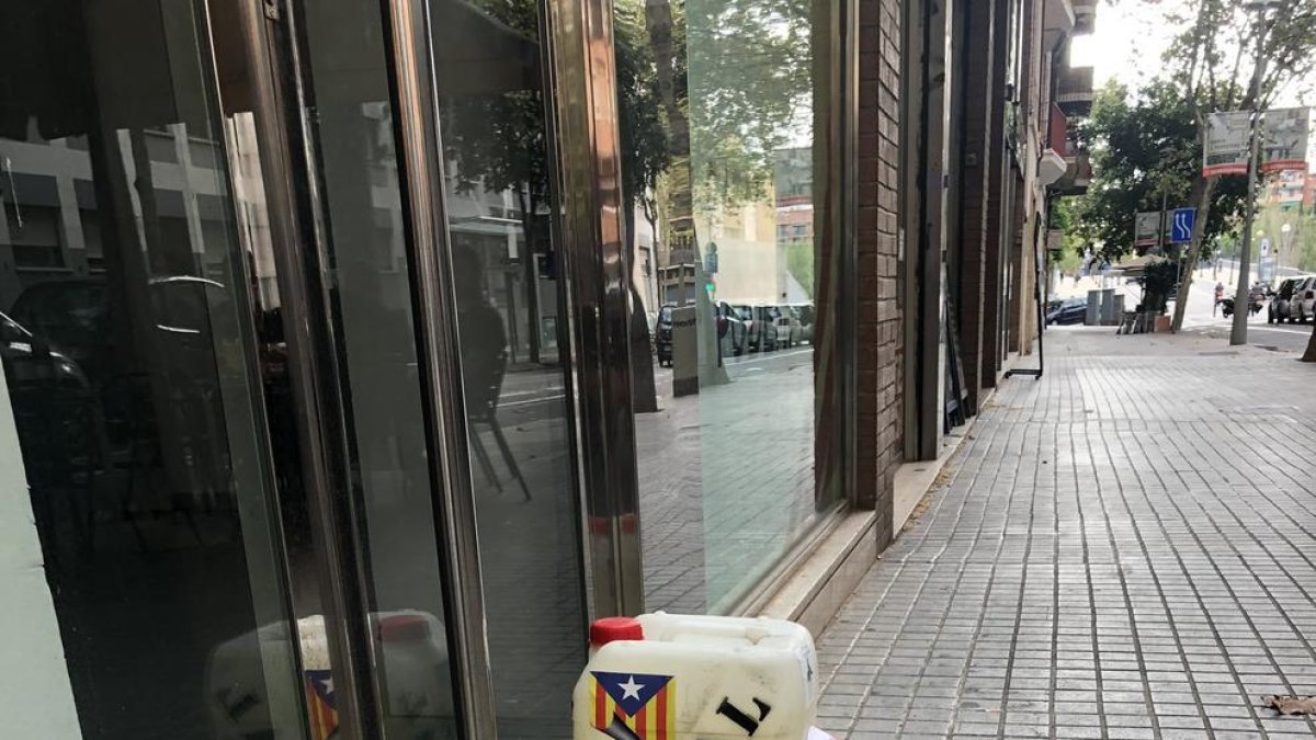 Explosivos falsos -  Varios artefactos explosivos simulados aparecieron ayer por la mañana ante las sedes de la ANC, Òmnium, ERC, Podem, la conselleria de Interior y la CUP, en Barcelona.