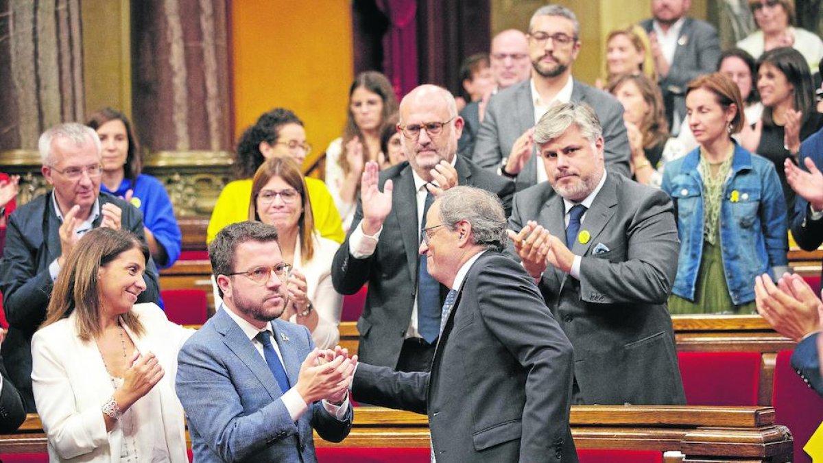 Aplaudiments als escons de JxCat i ERC al finalitzar el discurs del president Torra, ahir.