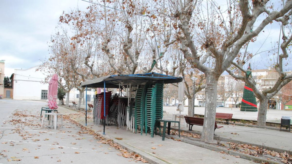 La cèntrica plaça Planell, amb els bars tancats i sense veïns passejant pels carrers.