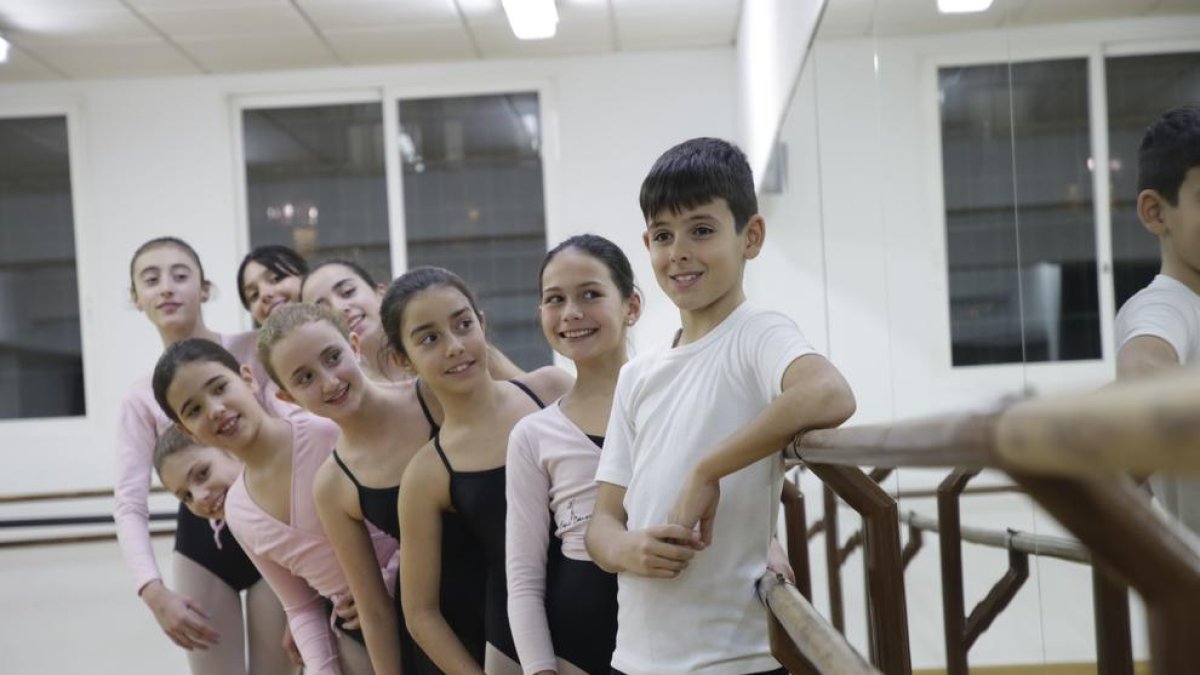 Justin Costache, un niño leridano de 11 años, esta semana en la escuela Espai Dansa de Lleida, acompañado del resto de alumnas de una de las clases.