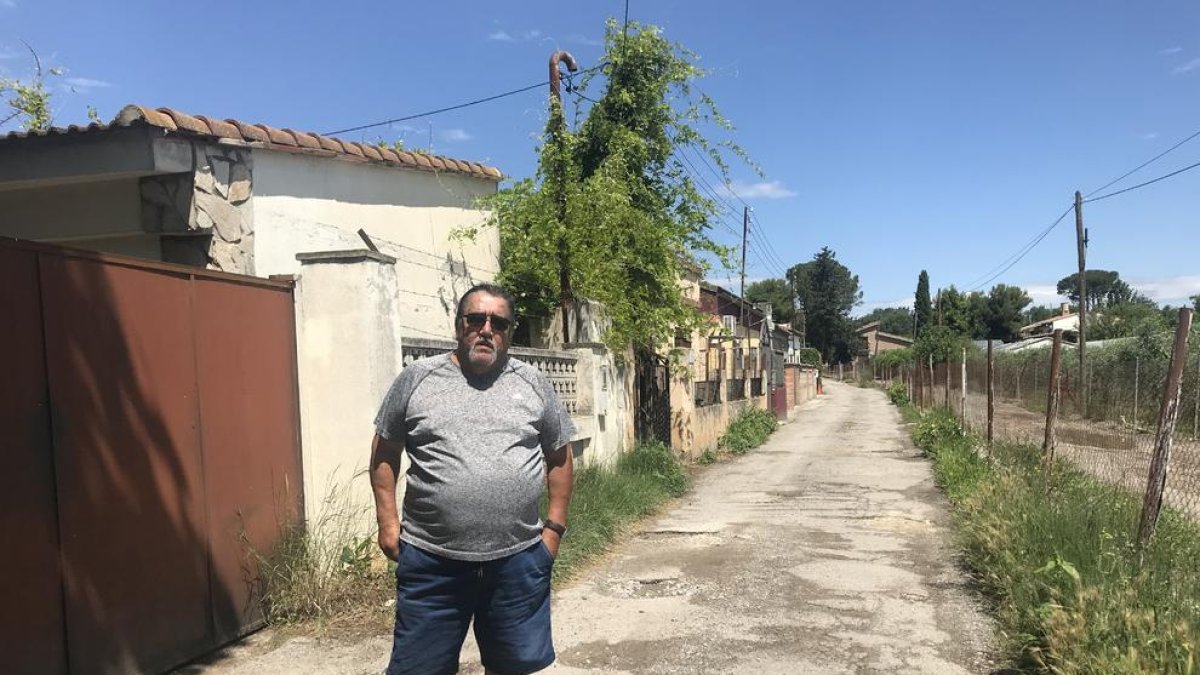 Salvador Bañasco, en el camino en mal estado y sin puntos de luz.