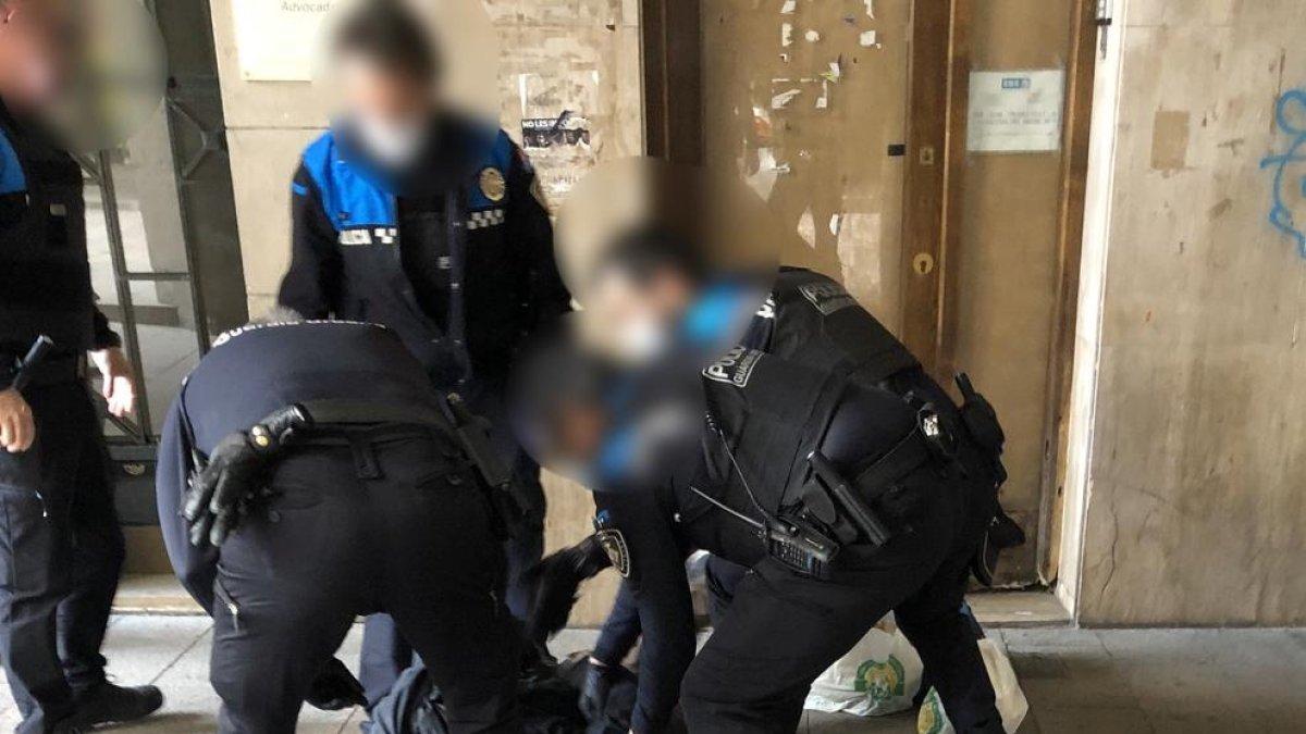 Momento de la detención de un ciudadano que no respetó el confinamiento ayer en la plaza Paeria.