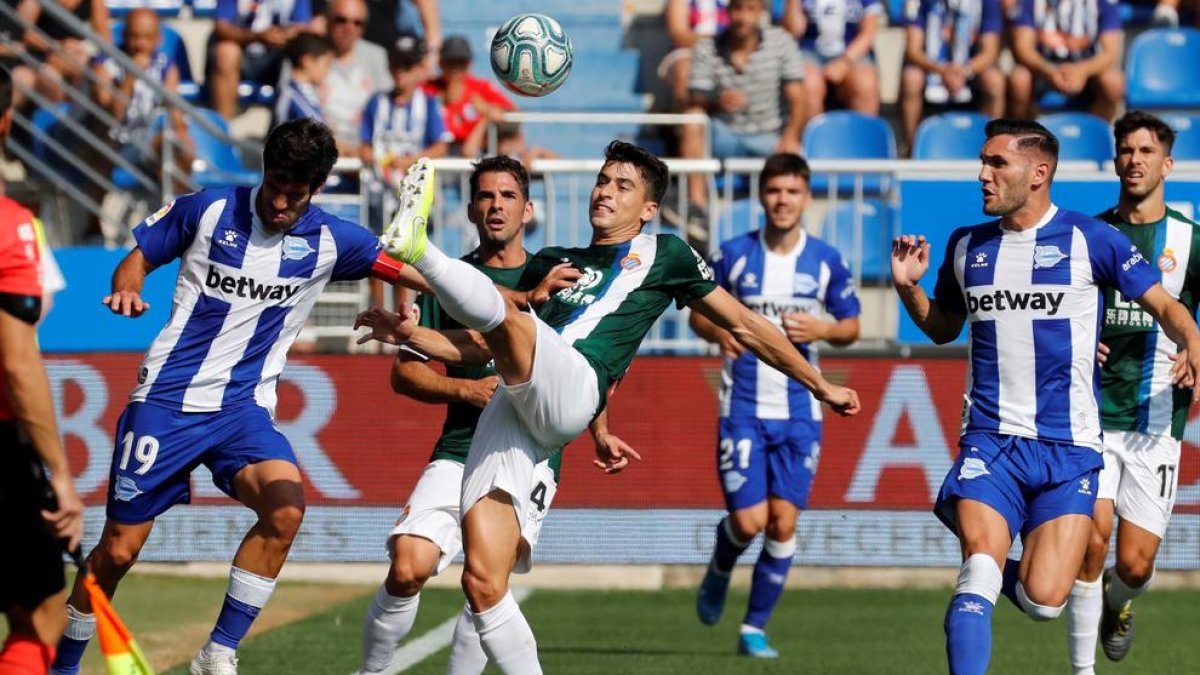 Campuzano disputa el balón con el capitán del Alavés, Manu García, ayer en Mendizorroza.