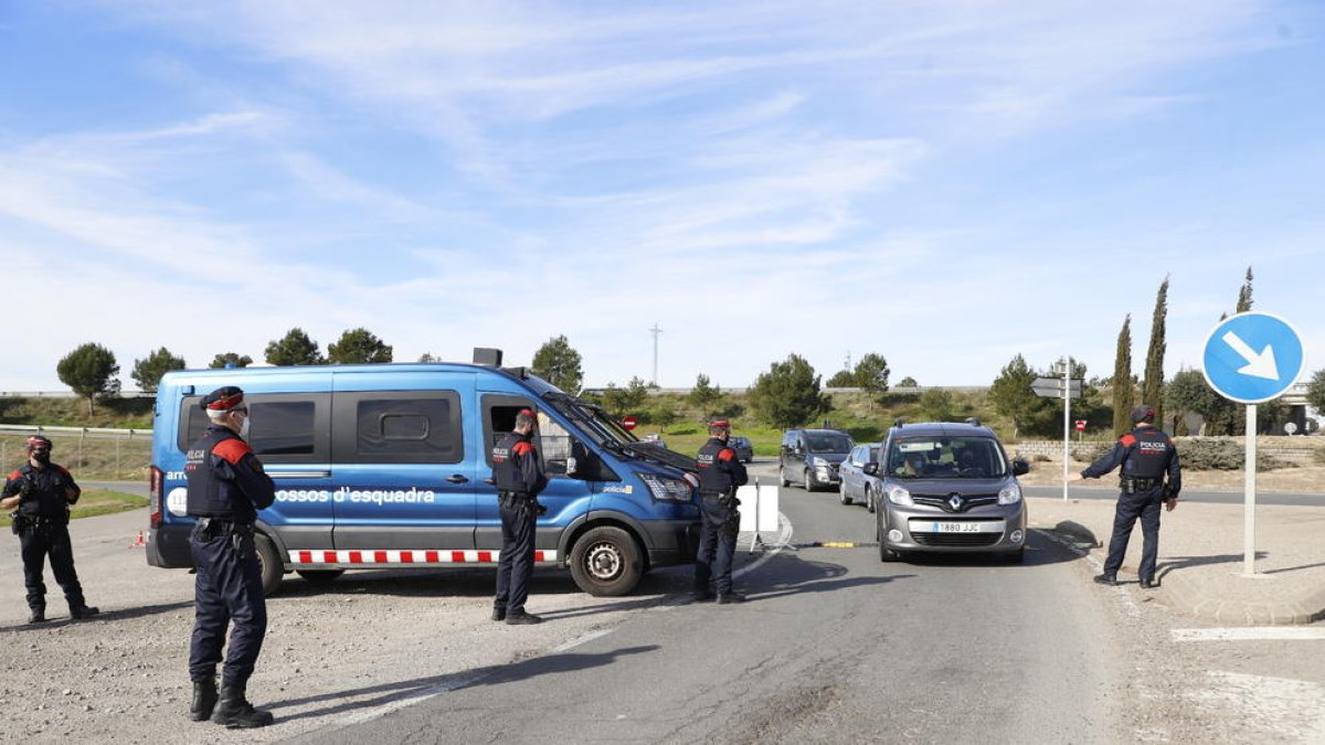 Imagen del control de Mossos ayer al mediodía a la salida de la A-2 hacia Alcarràs.