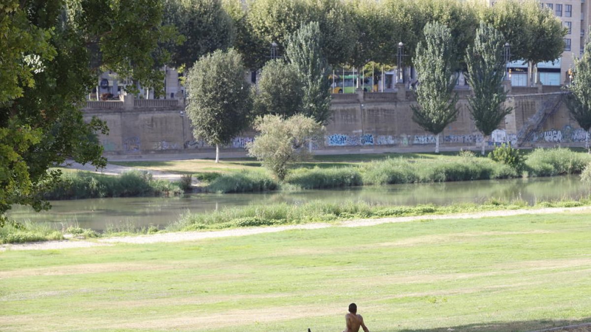 Un joven en la sombra en una imagen de archivo en la canalización del río en Lleida.