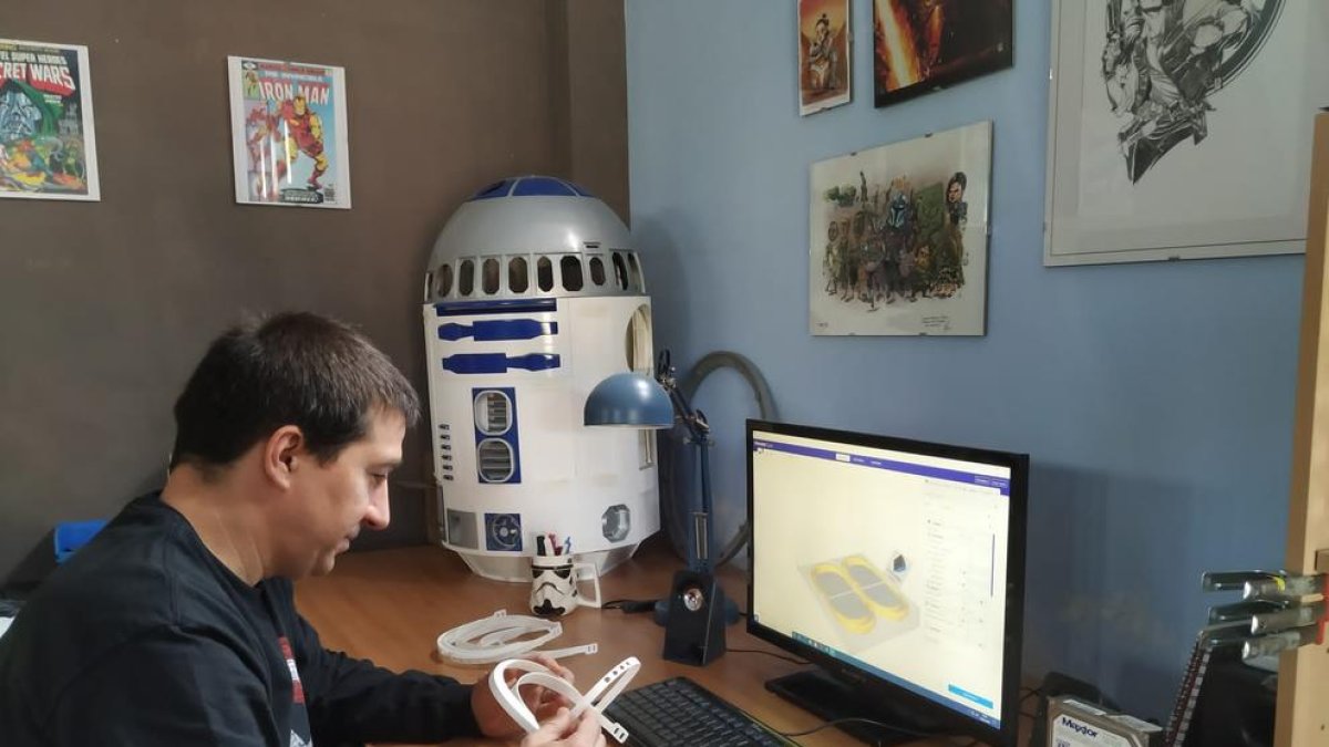 Jordi, amb una de les muntures per a les mascaretes.