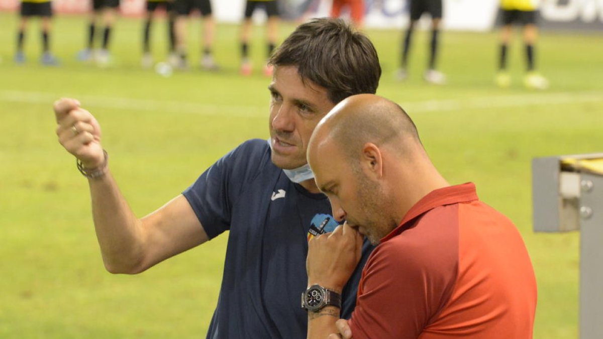 Sanku intenta explicar al col·legiat una acció a l’àrea de l’Europa.