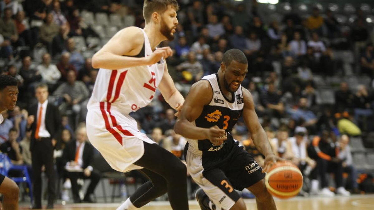 Ogungbemi va patir amb la defensa gallega. A la foto, amb Rozitis.