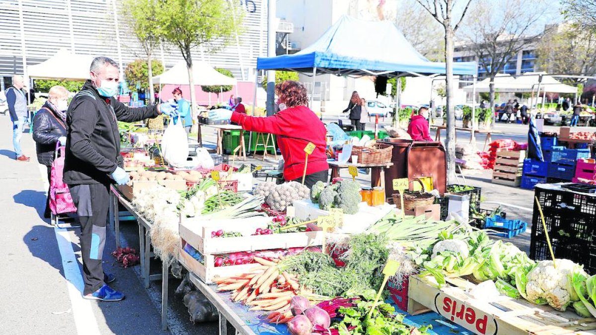 El pasado sábado los vendedores de frutas y verduras sí pudieron instalar sus paradas en el mercadillo.