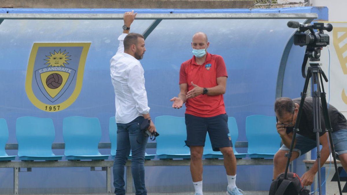 Gabri xarra amb Jordi Esteve després del partit.