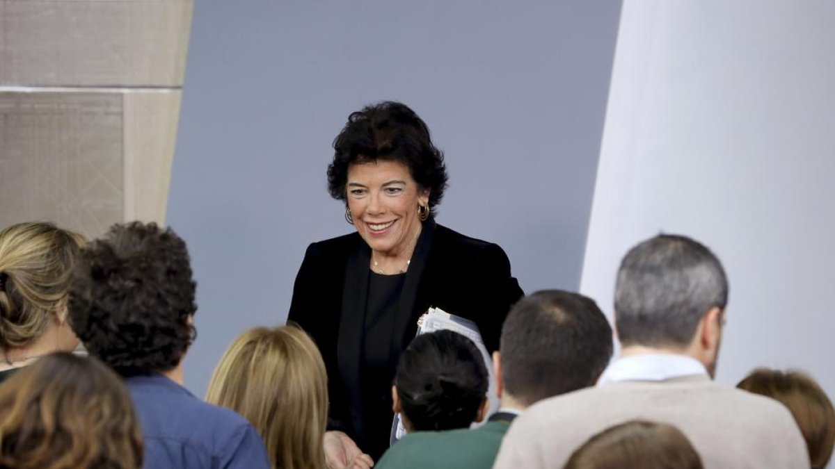 La portavoz del Gobierno en funciones, Isabel Celaá tras la rueda de prensa tras el Consejo de Ministros celebrado en el Palacio de la Moncloa en Madrid este viernes.