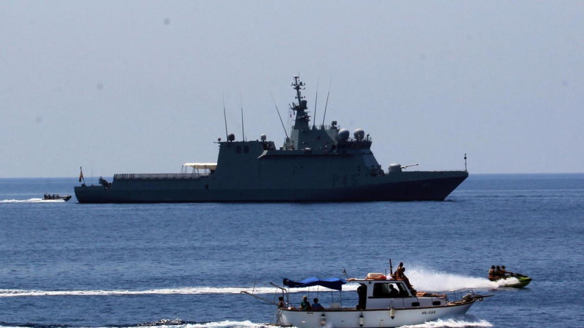 El barco Audaz, fondeado cerca de Lampedusa.