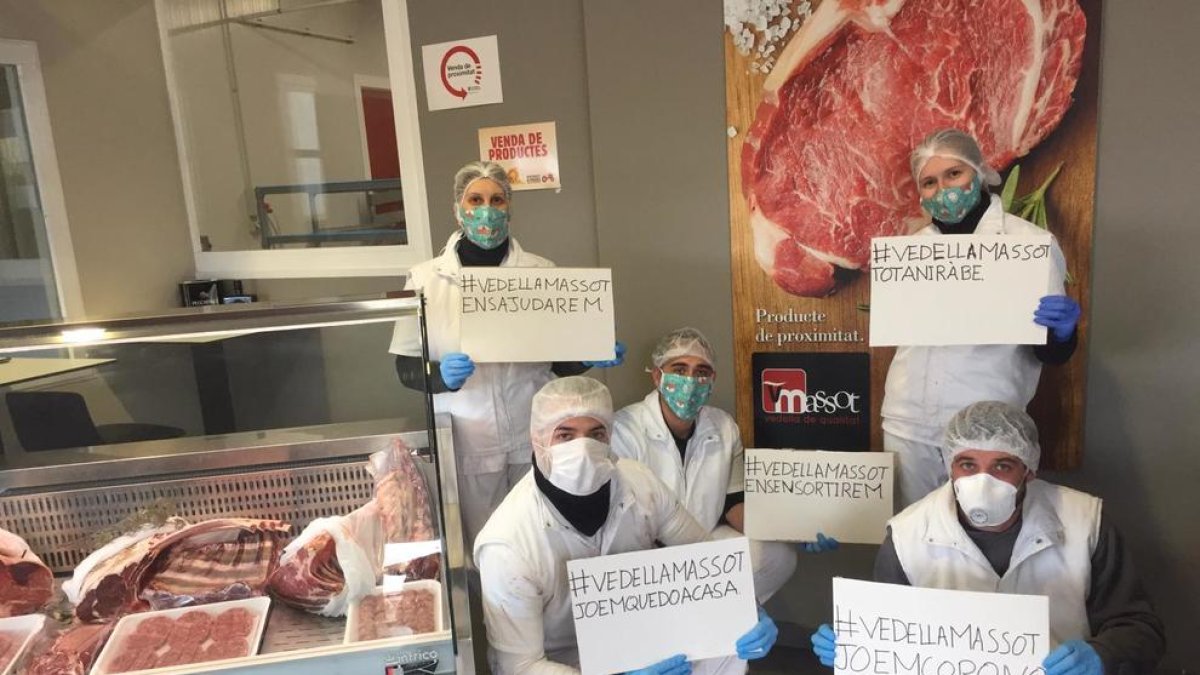 Treballadors de l’obrador d’Agro-massot a Torre-serona.