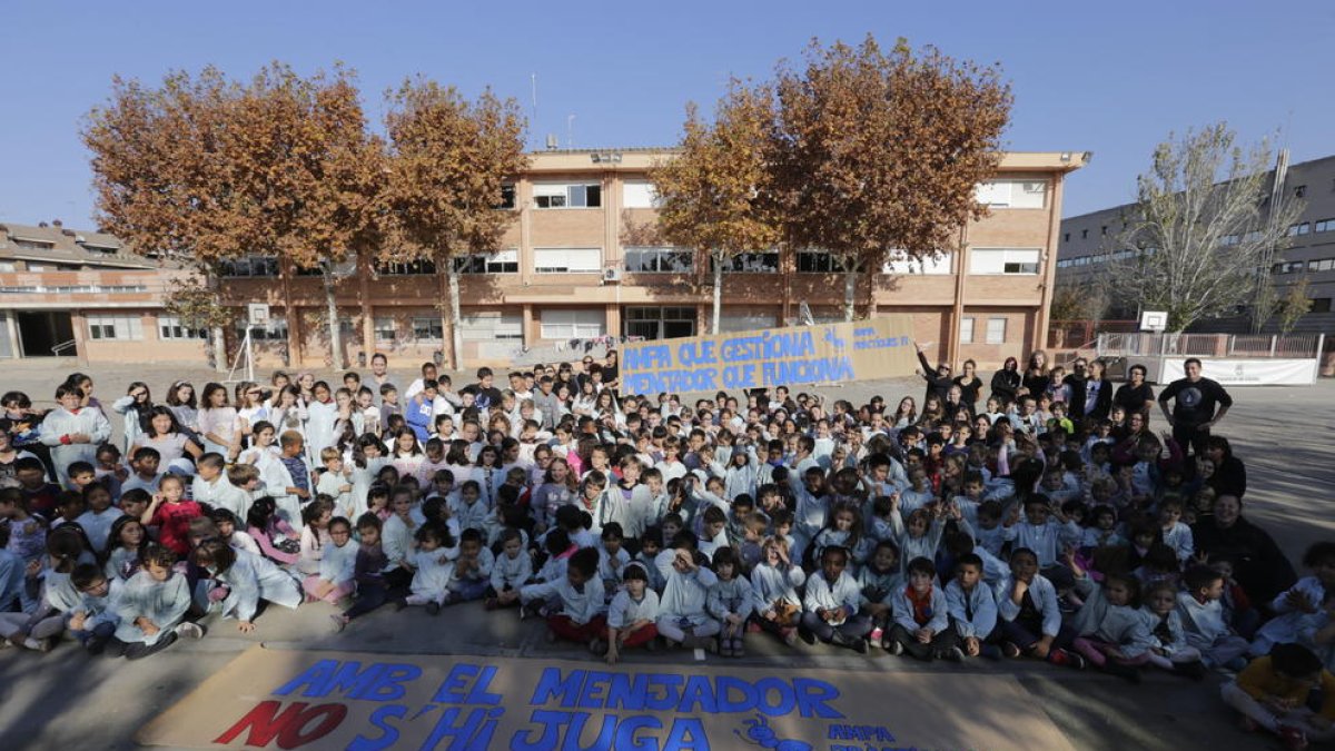 Protesta en el colegio Pràctiques II el pasado curso escolar para que las Ampa gestionen los comedores.