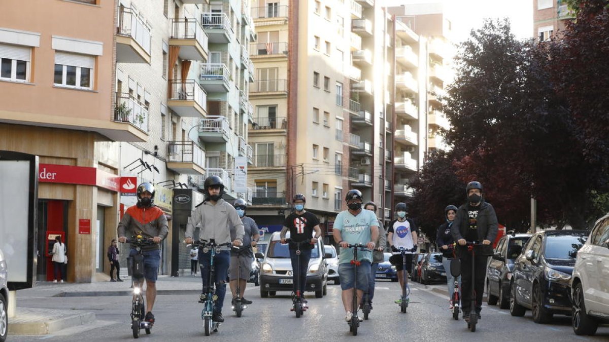 Imatge d’arxiu d’usuaris de patinets elèctrics a Lluís Companys.