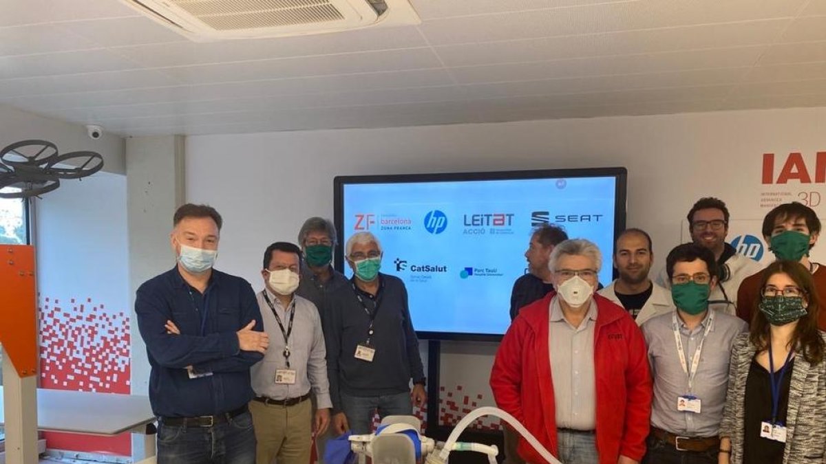 L’equip de la Zona Franca de Barcelona que ha creat els respiradors amb impressores 3D.