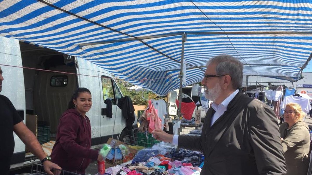 L’alcaldable del PSC, ahir al mercadillo de Torrefarrera.