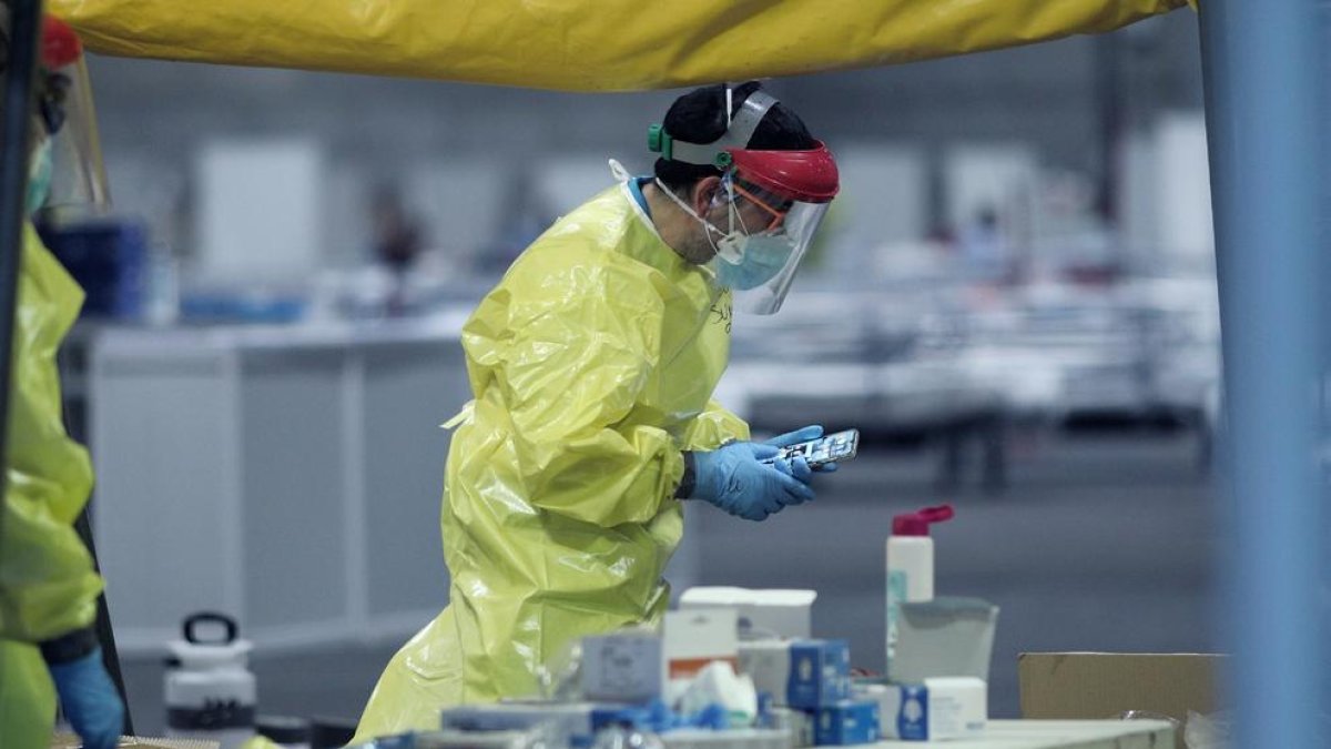 Un sanitari treballa a Ifema durant el tercer dia de funcionament com a hospital provisional.