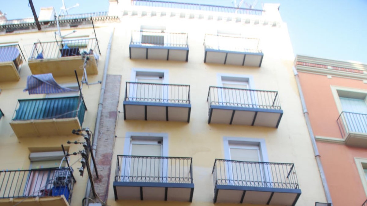 L’edifici sancionat és al número 44 del carrer Cavallers.