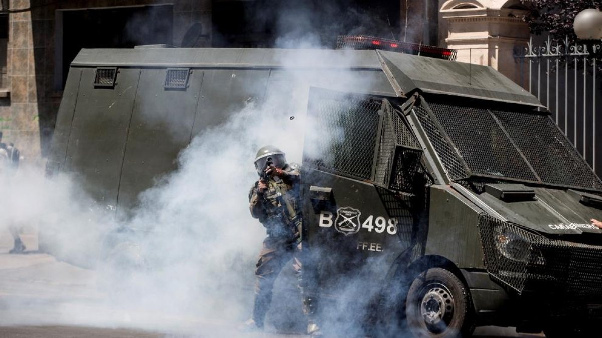 Un carabinero chileno dispara durante las protestas.