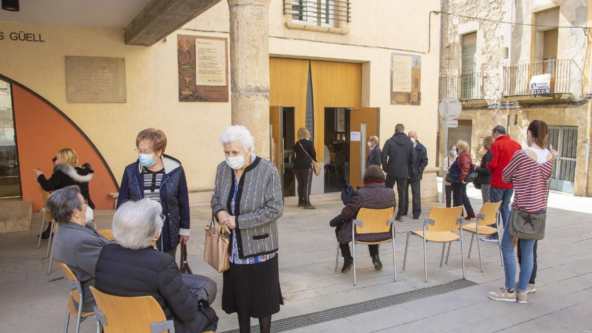 La immunització continua a Lleida - Tàrrega (a la imatge) i Balaguer van acollir ahir una altra jornada de vacunació per a persones majors de 80 anys. A Tàrrega el punt de vacunació va ser la biblioteca Germanes Güell i a Balaguer, el Teatre ...